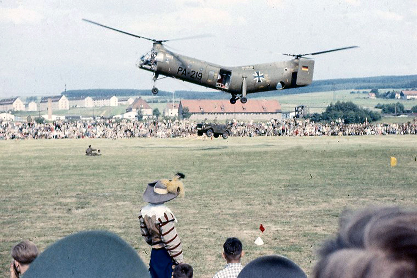 Vertol H21 mit Munga als Außenlast